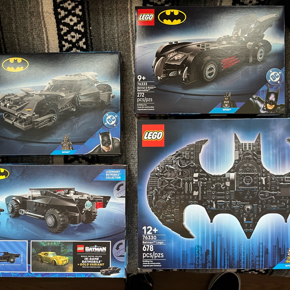Lego Black Batman Bat-Symbol and Batmobile Building Sets